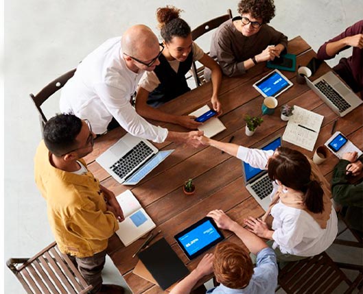 améliorez offre feedback clients collaborateurs réunion de travail autour d'une table