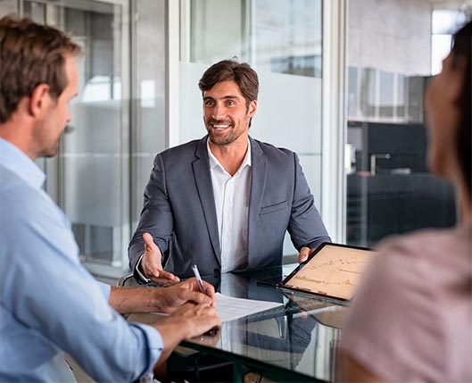 Fidélisez vos clients autour de votre projet d'entreprise 2 hommes en discussion