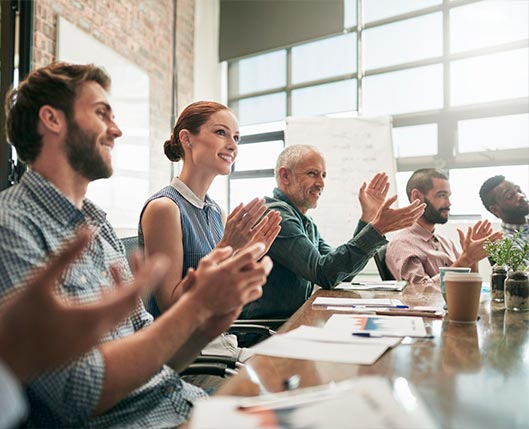 Mobilisez votre entreprise autour de vos lancements équipes souriantes applaudissements