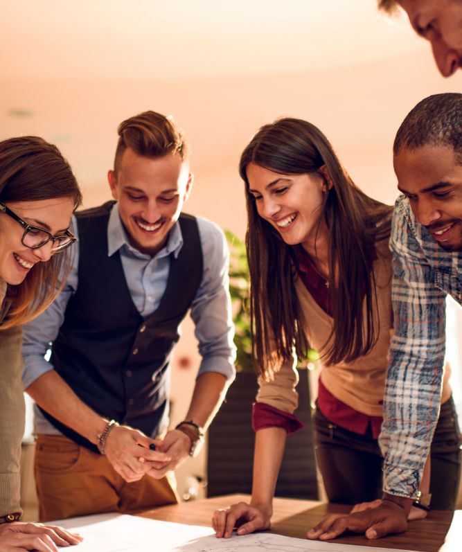 Équipe qui travaille ensemble. Représente le travail collaboratif. On voit 5 personnes souriantes